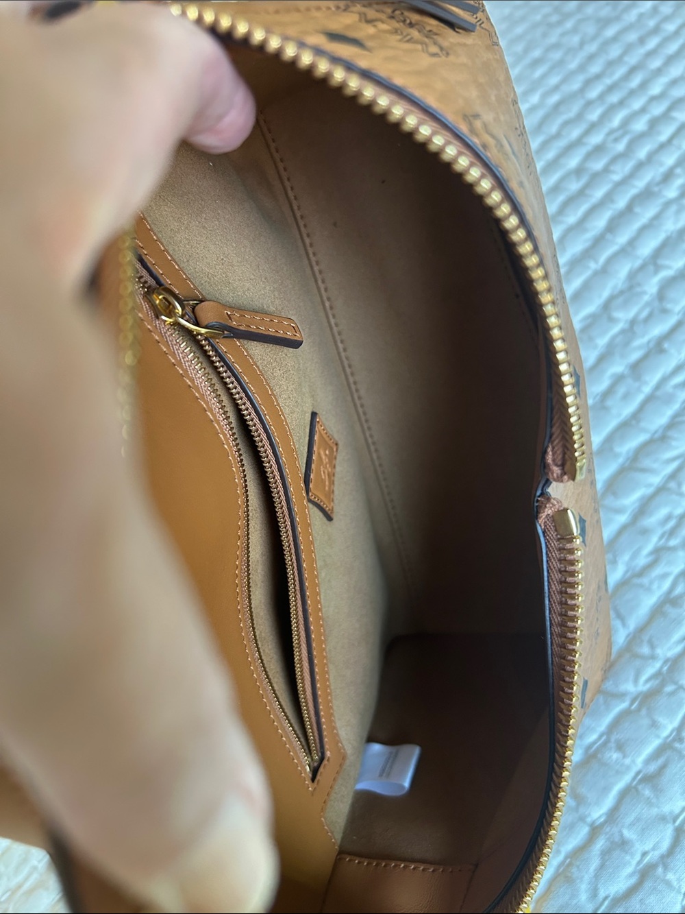 MCM Cognac Visetos shoulder bag with Gold Hardware. - Picture 5 of 9